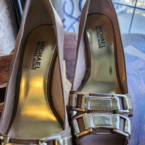Micheal Kors Ladies Peptoe Pump - Picture 2 of 6